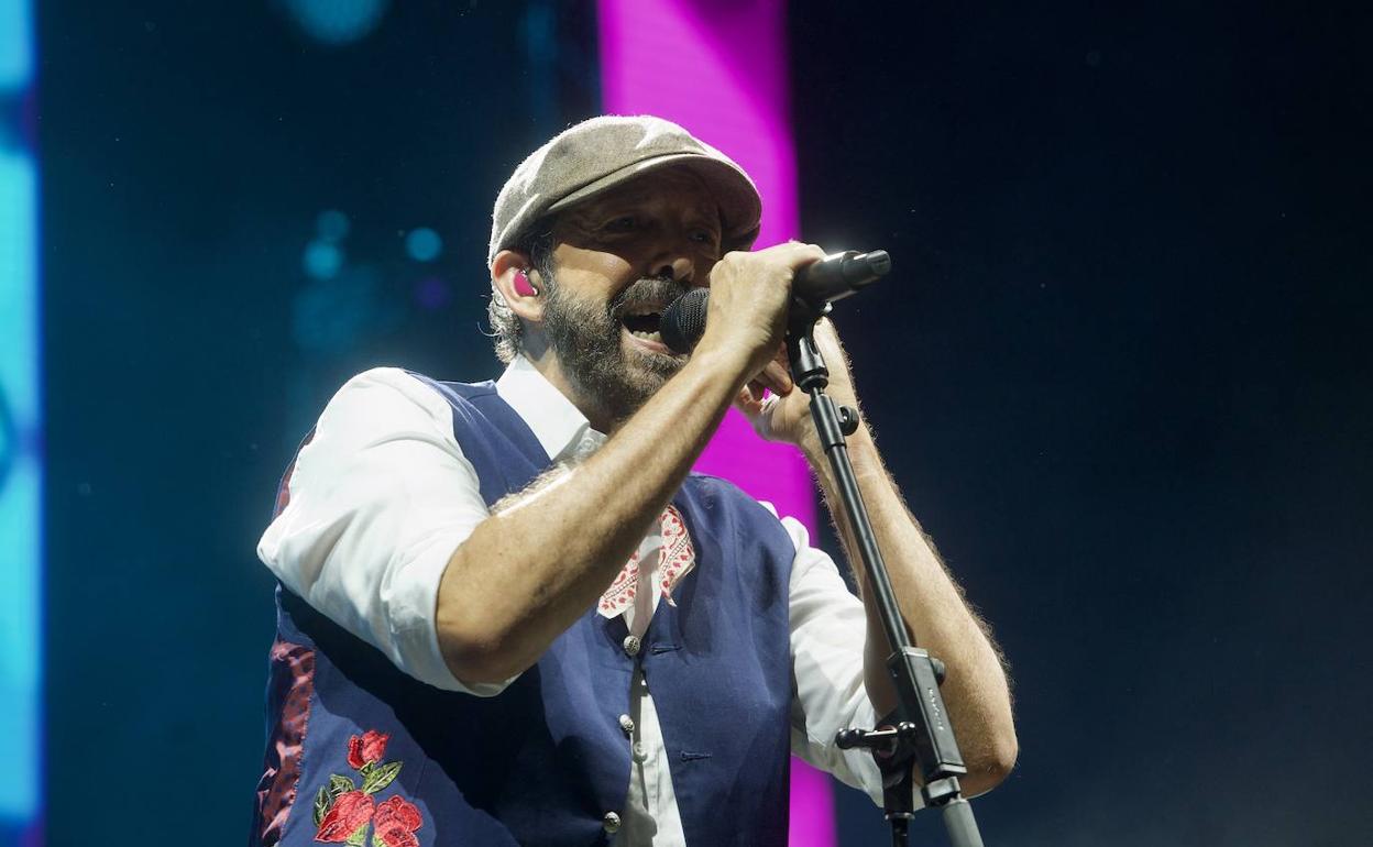 Juan Luis Guerra durante el concierto en la Plaza de Toros.