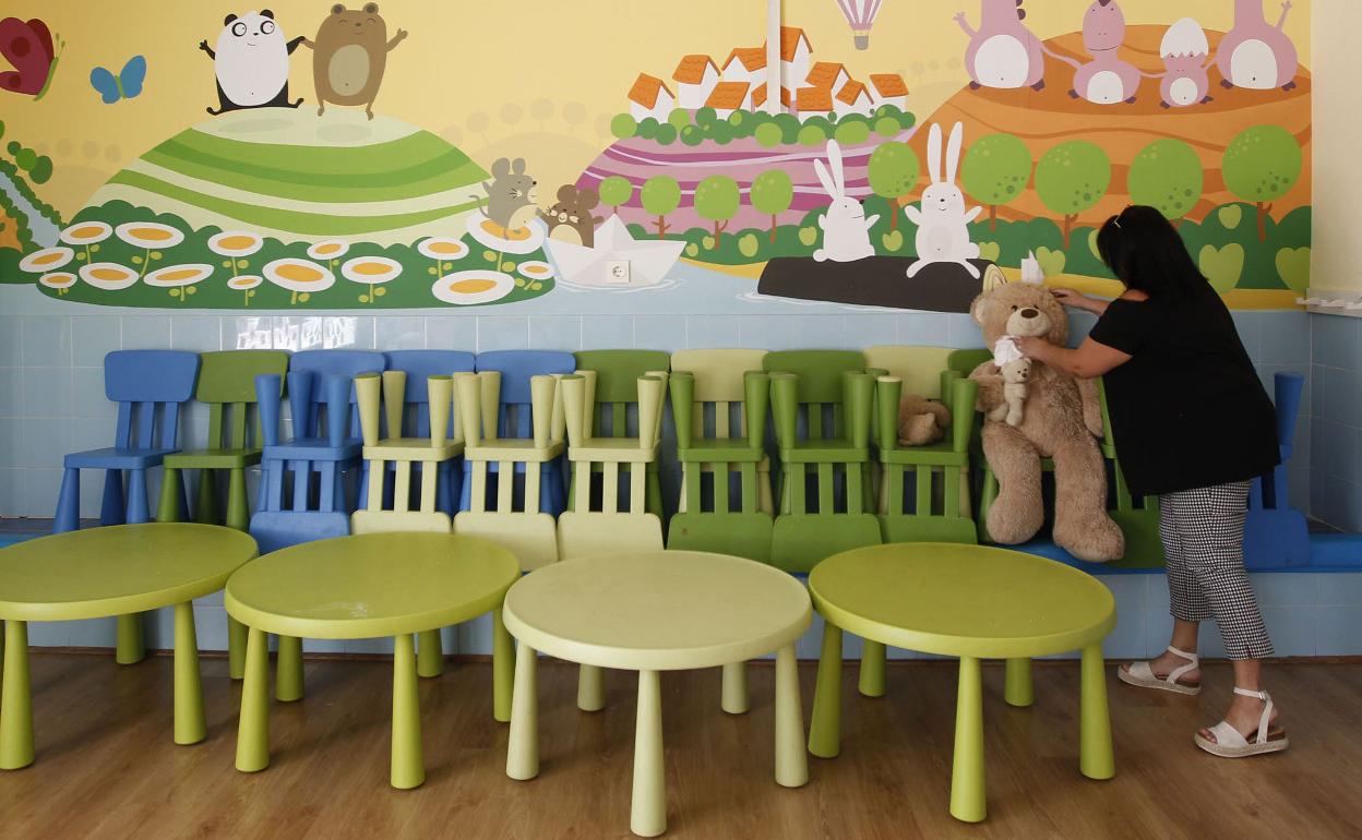 Una empleada prepara las instalaciones de una guardería en Murcia en una imagen de archivo. 