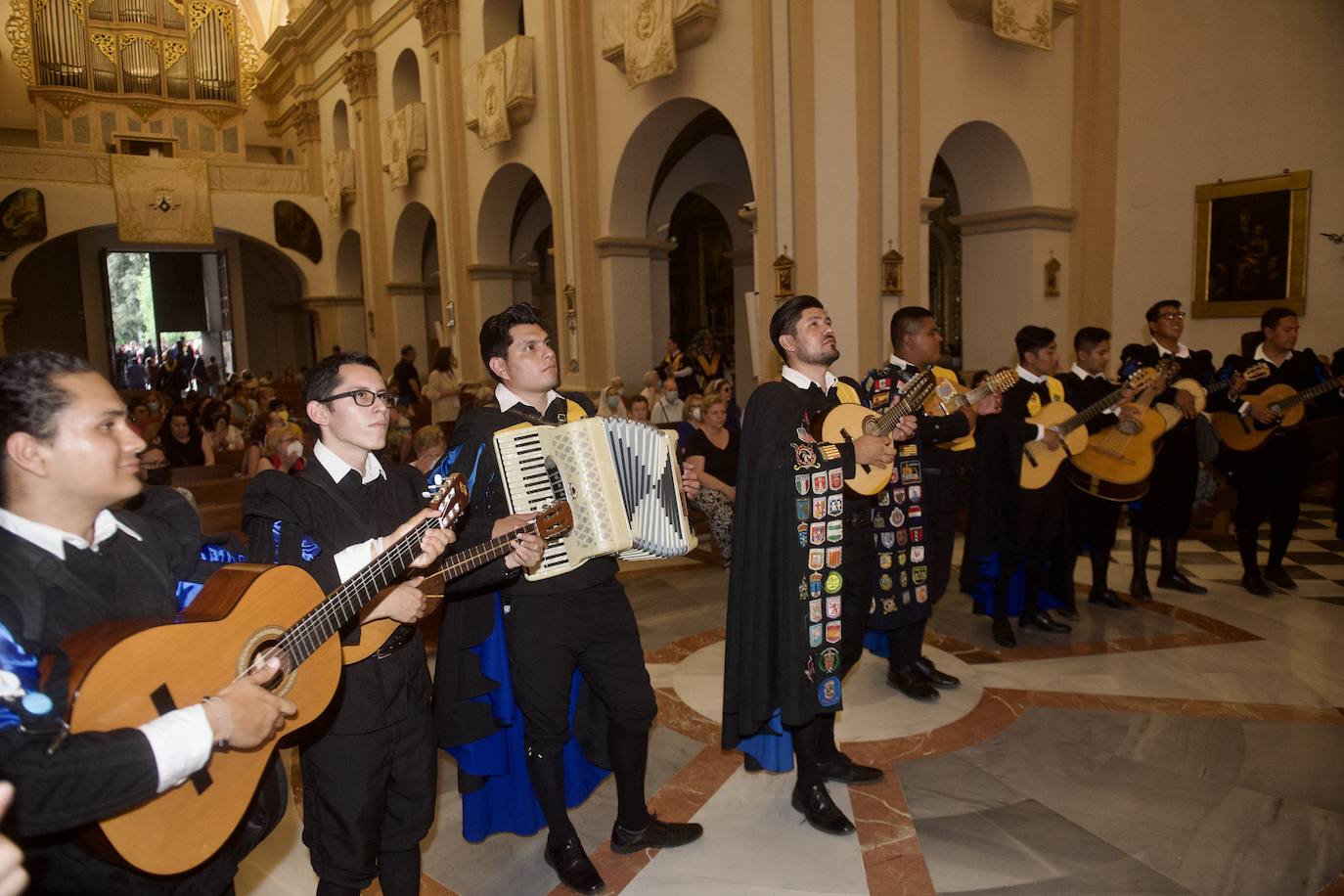 Fotos: Los tunos dedican su primera ronda a la Virgen del Carmen