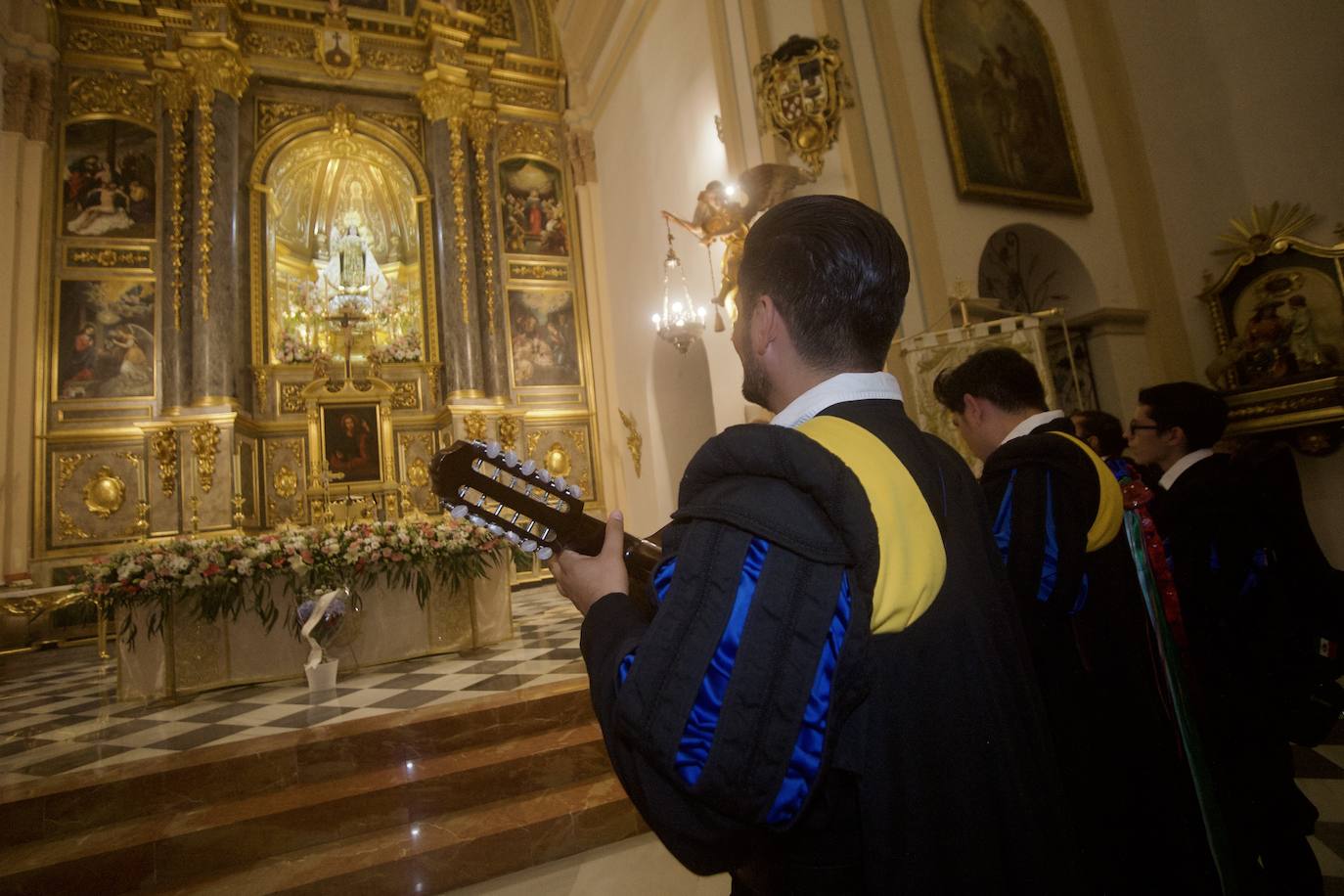 Fotos: Los tunos dedican su primera ronda a la Virgen del Carmen