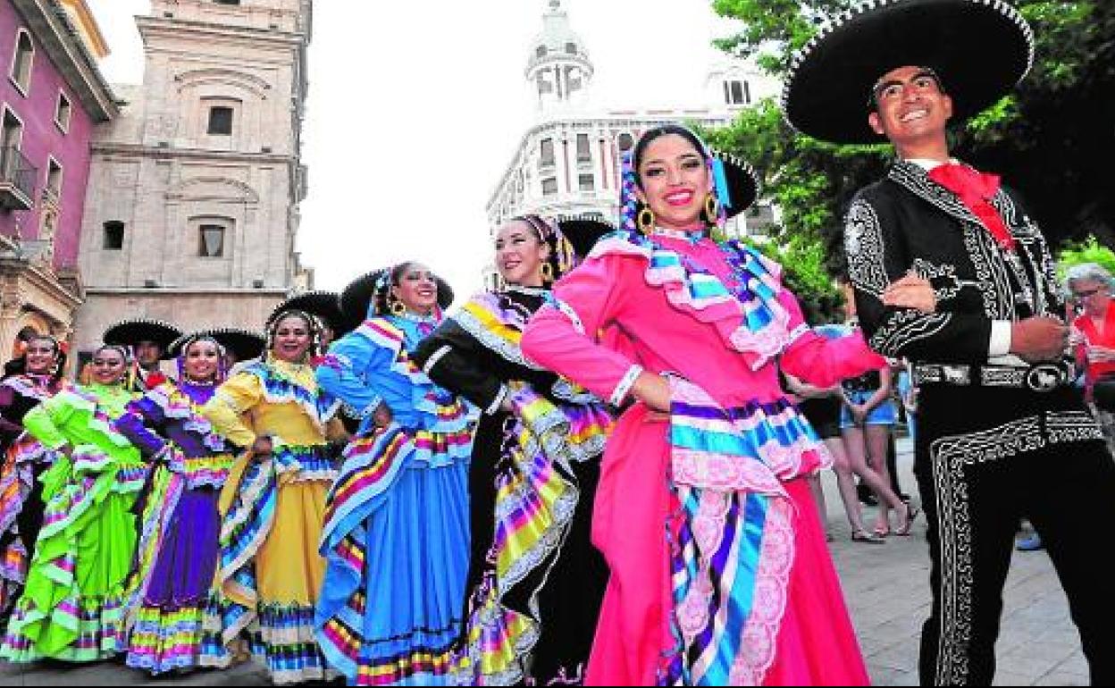 Desfile por la plaza de Santo Domingo de un grupo de folclore en una edición anterior del certamen. 