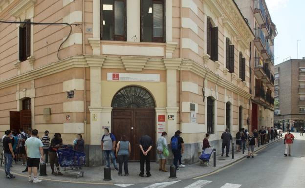 Colas a las puertas del comedor de Jesús Abandonado, en una imagen de archivo. 