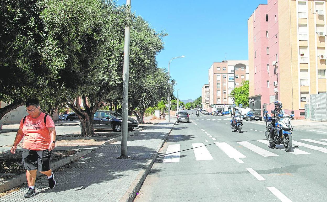 Dos motoristas de la Policía Nacional, de patrulla en los últimos días por la Urbanización Mediterráneo. 