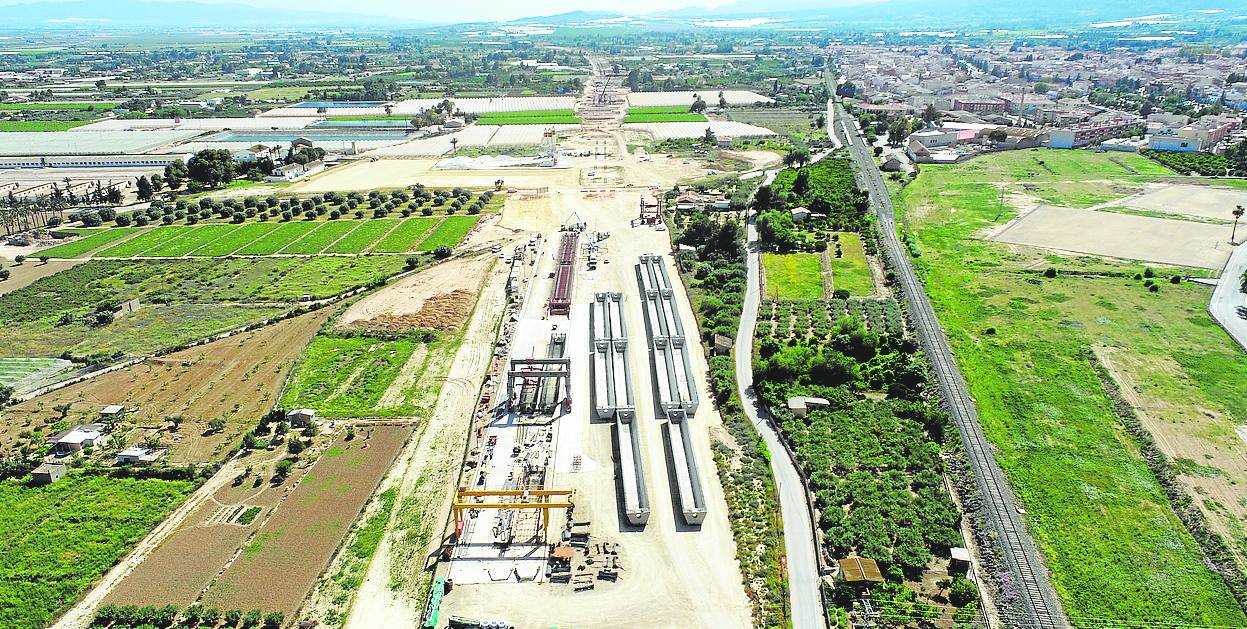 Vista aérea de la nueva plataforma ferroviaria entre Sangonera y Totana. A la derecha, la vía actual, sin servicio.