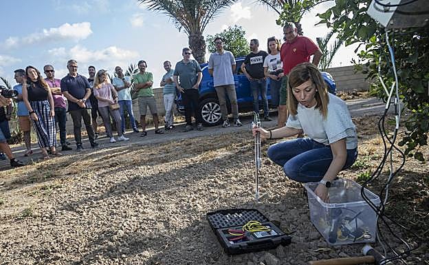 María Manchado, directora técnica de Widhoc, explica la instalación de una sonda de succión a los futuros operadores.