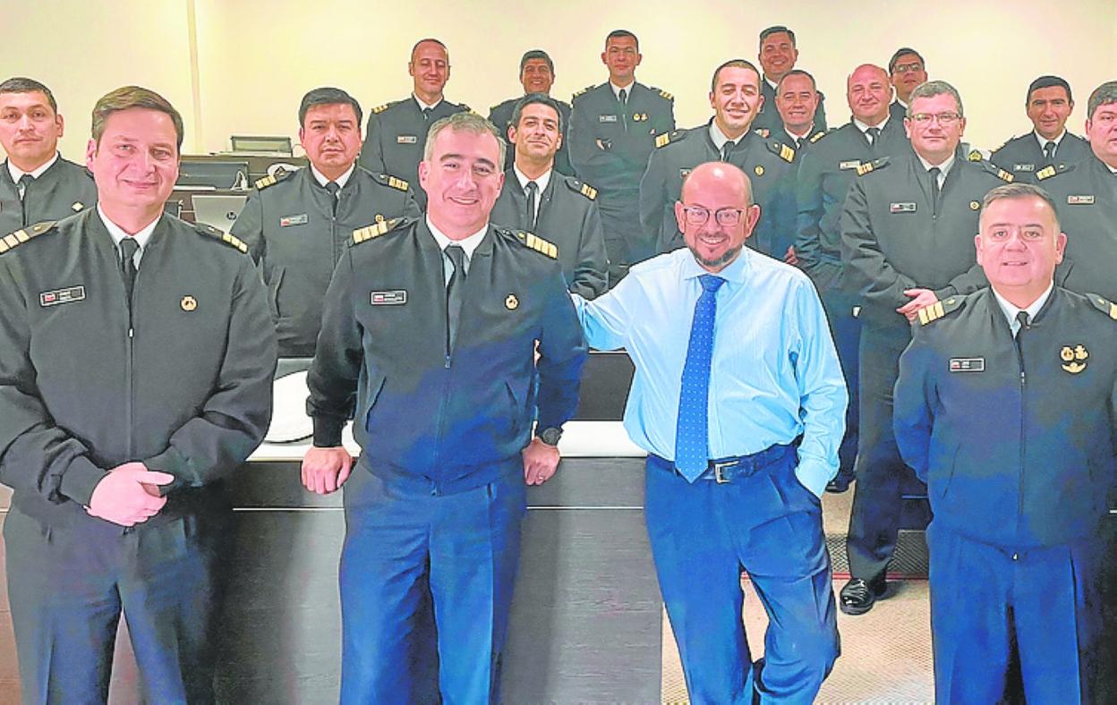 Víctor Meseguer (c.) junto a miembros de la Academia de Guerra Naval de Chile. 