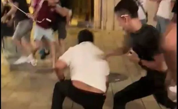 Un joven golpea por la espalda a un empleado del bar Pico Esquina durante la pelea de este sábado por la noche.