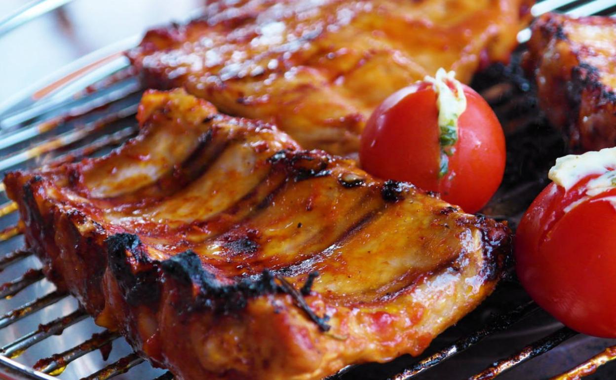 Costillas de cerdo en salsa barbacoa.