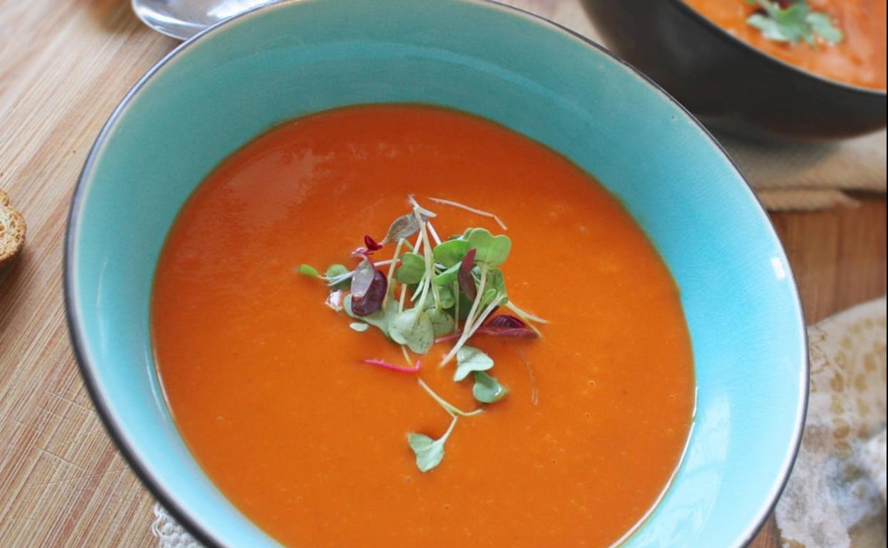 Sopa de tomate ahumada.