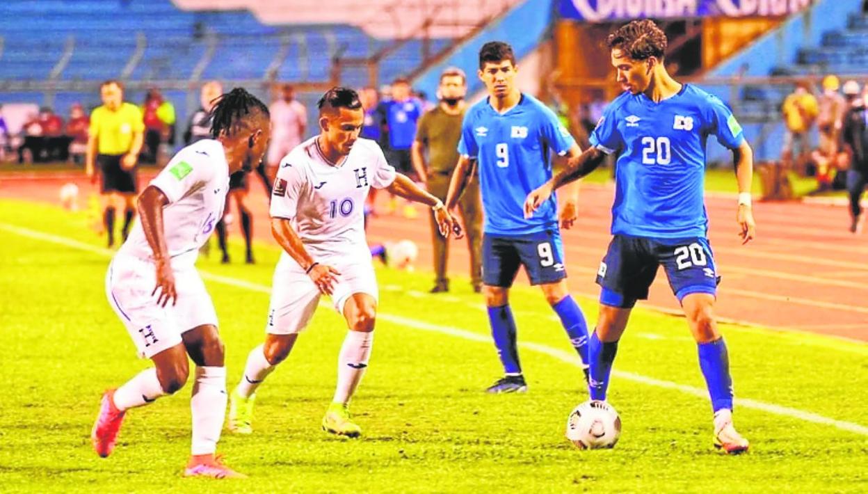 Enrico Dueñas, con el balón, en un partido entre El Salvador y Honduras.