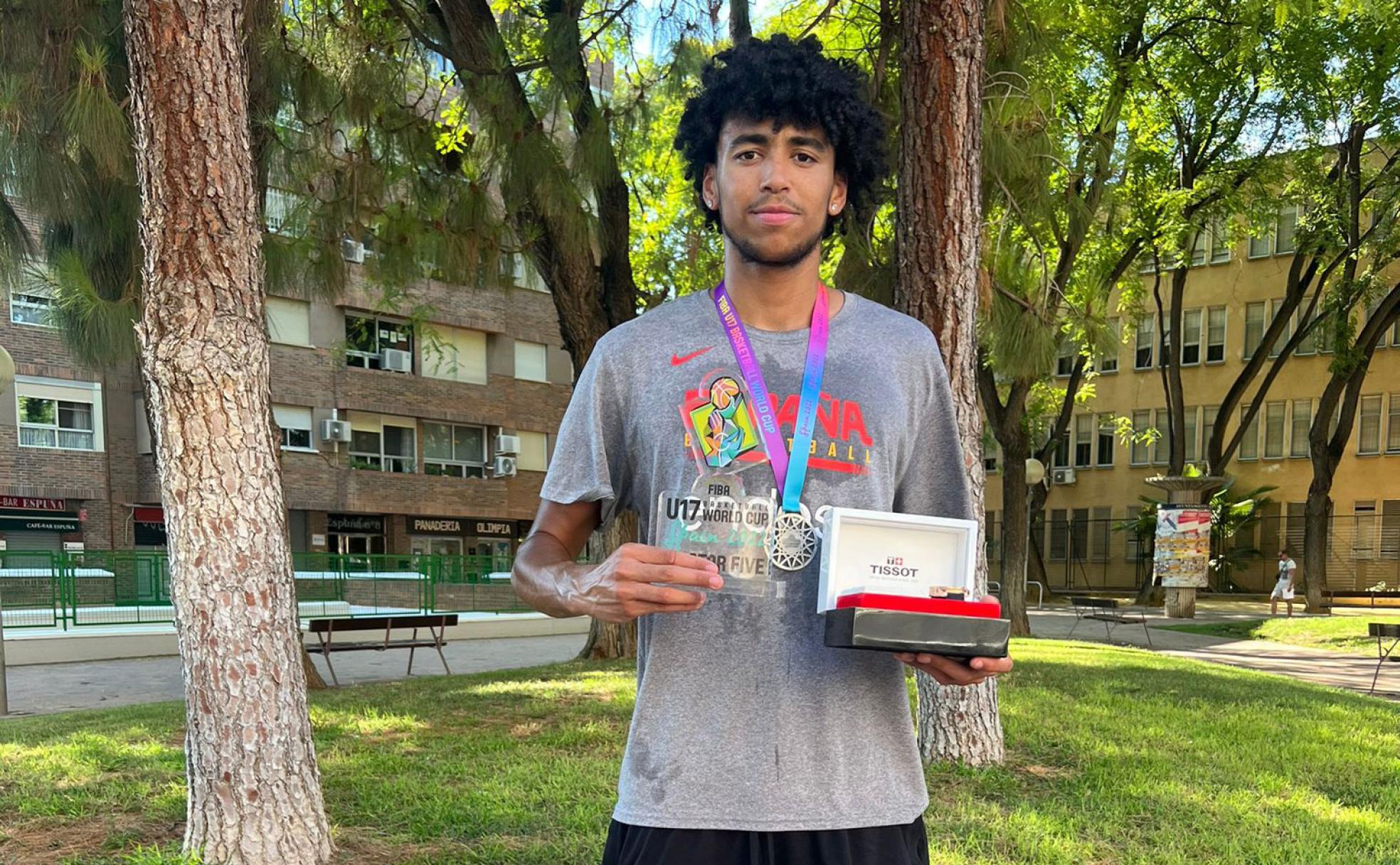 Izan Almansa, con su medalla y su trofeo de 'MVP' del Mundial sub-17, ayer por la tarde en Murcia. 