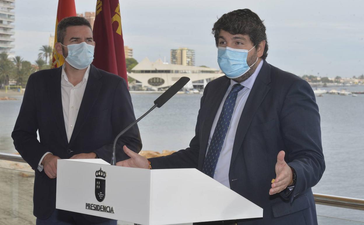 El consejero Antonio Luengo junto al presidente de la Comunidad, Fernando López Miras, con el Mar Menor de fondo