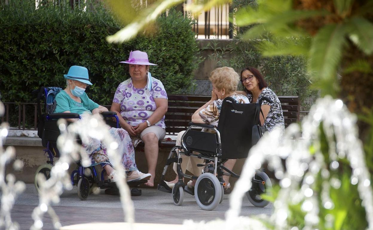 Cuatro señoras mayores en una plaza de Murcia durante la ola de calor, en una imagen de archivo. 