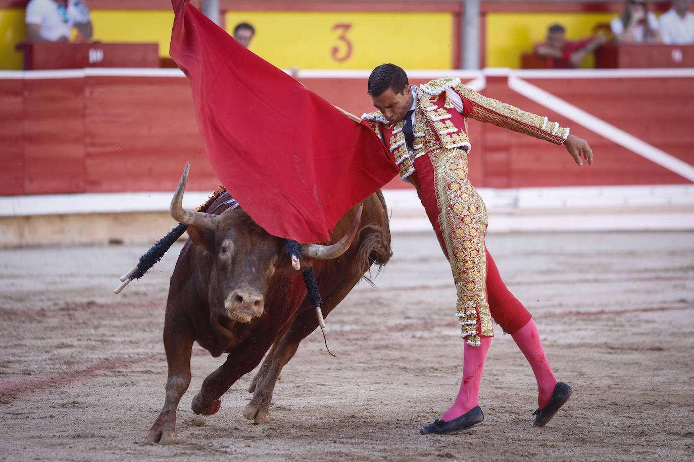 Fotos: Oreja al pundonor de Ureña en Pamplona