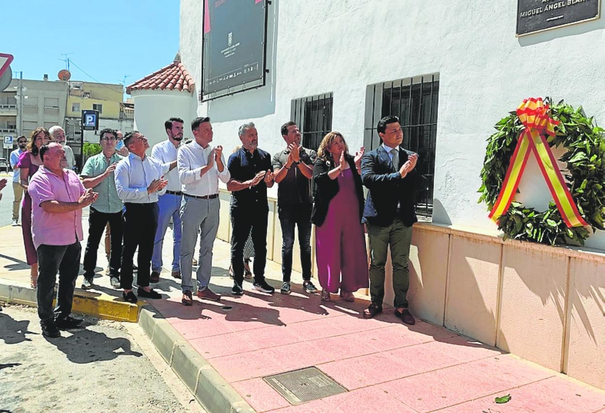 Los ediles de San Javier, tras colocar una corona. 