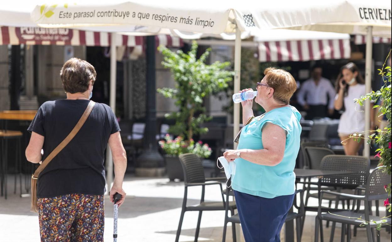 Consejos que debes tener en cuenta para no deshidratarte este verano