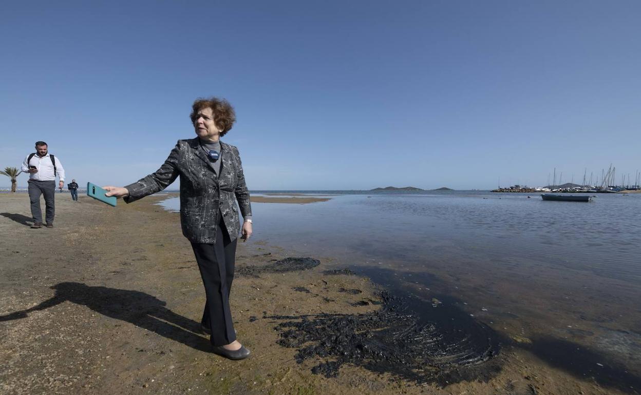 La jefa de la delegación europea, la letona Tatjana Zdanoka, en febrero en la orilla del Mar Menor.
