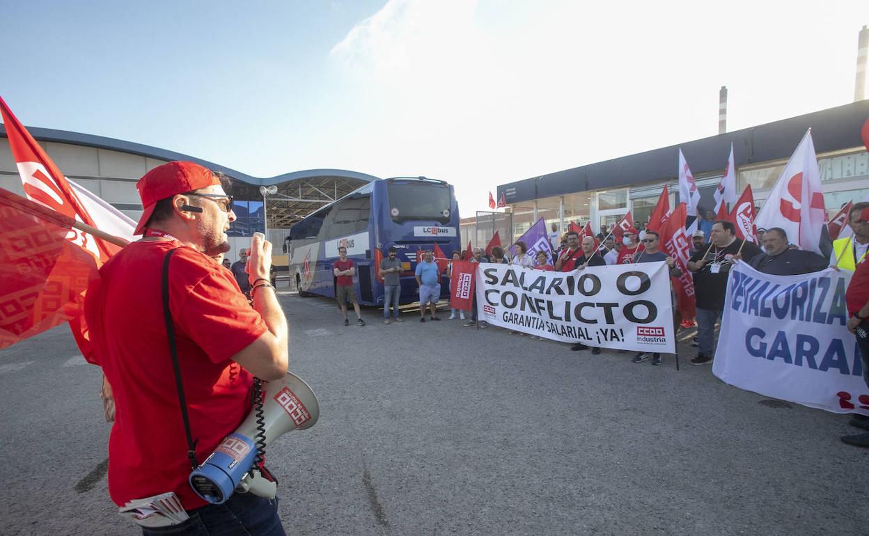 Protesta en las instalaciones de Repsol este viernes. 