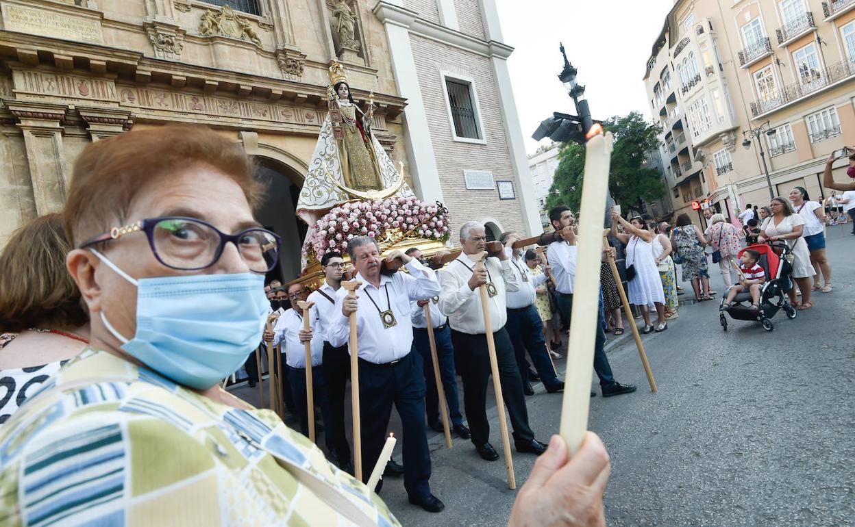 La imagen de la Virgen del Carmen, ayer, en su salida a hombros de la iglesia arciprestal.