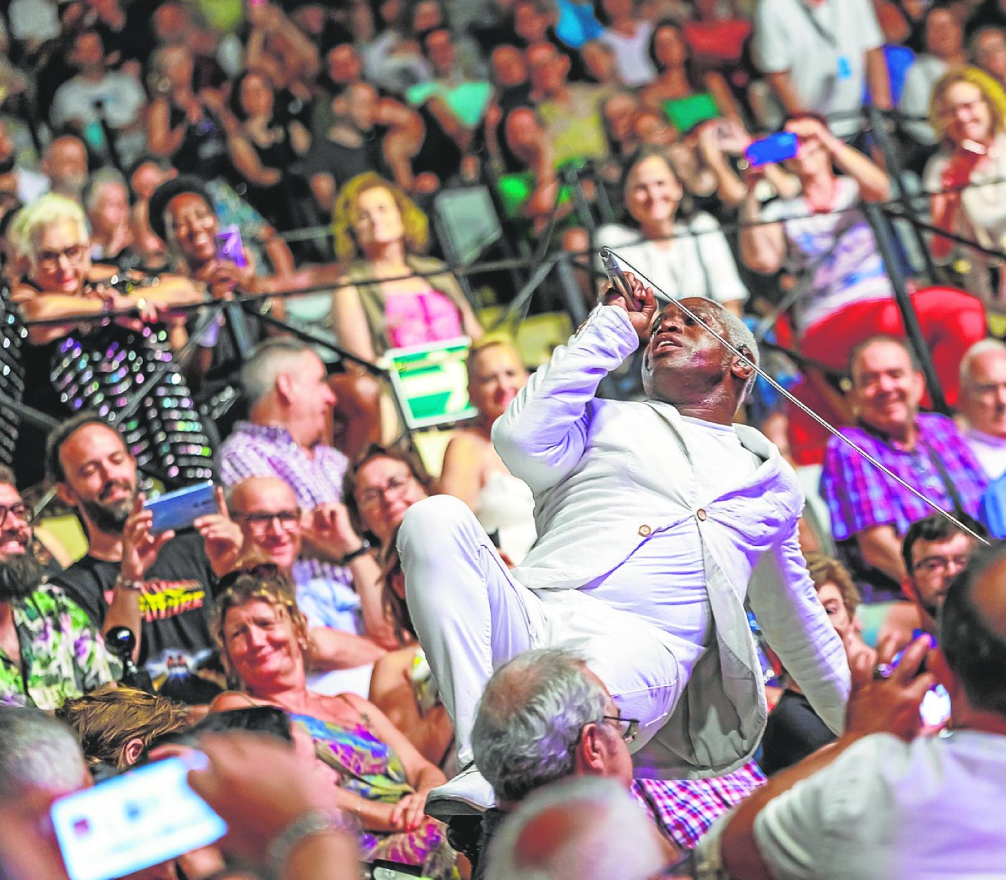 El cantante Ty Taylor se dio un baño de masas entre el público.