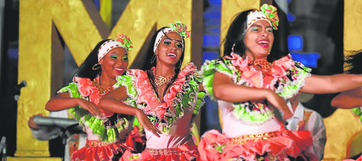 Actuación de clausura del Festival de Folclore, anoche, en el escenario de la plaza del cardenal Belluga. 