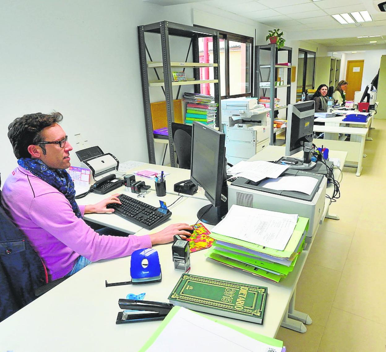 Funcionarios trabajando en uno de los juzgados de Lorca. 