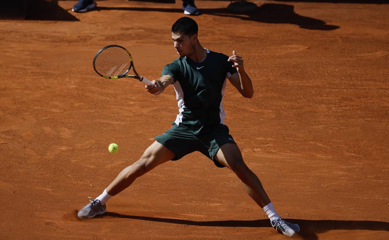 Carlos Alcaraz golpea la pelota en el encuentro contra Rafa Nadal disputado en Madrid esta temporada