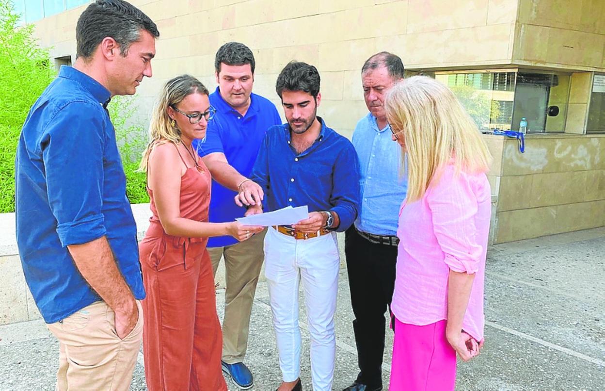 Los presidentes de los distritos Centro-Este, Santa Mª de Gracia, Vistalegre, Centro-Oeste, Infante Juan Manuel y Norte, con la carta.