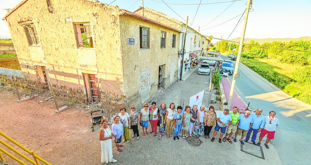 Exalumnos de la escuela unitaria rural de Algezares que han unido esfuerzos para poner en común sus recuerdos y convertirlos en un álbum familiar. 