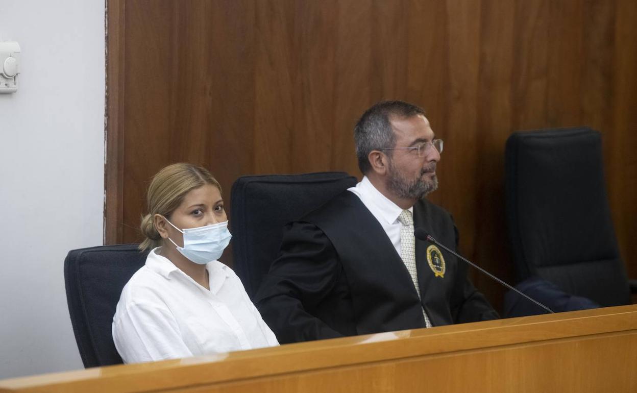 Sofía E.R., junto a su letrado defensor, Fermín Guerrero, en el transcurso del juicio. 