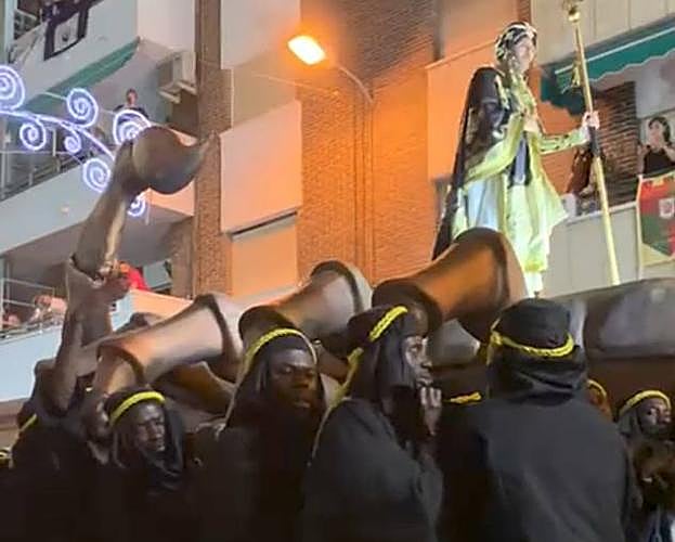 La carroza del embajador moro a hombros de 50 subsaharianos.