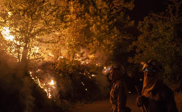 Bomberos forestales realizan labores de extinción de O Barco de Valdeorras