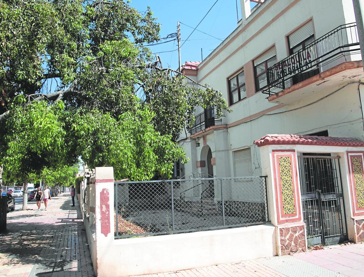 Manzana de viviendas deterioradas en Ciudad Jardín, junto a la calle Ramón y Cajal. 