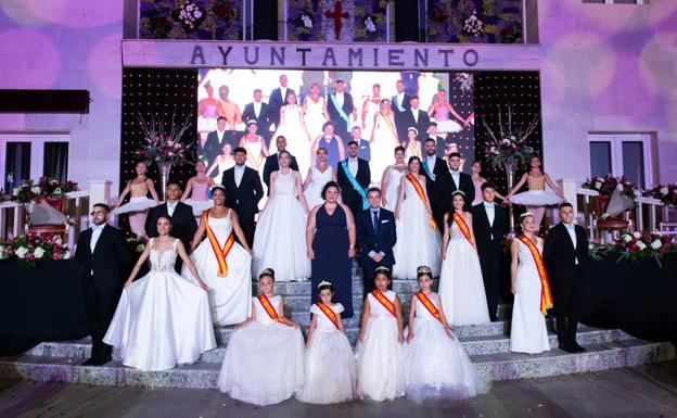 Las Reinas de las Fiestas 2022 junto a sus acompañantes, el alcalde Joaquín Hernández y la concejala María Dolores García. 