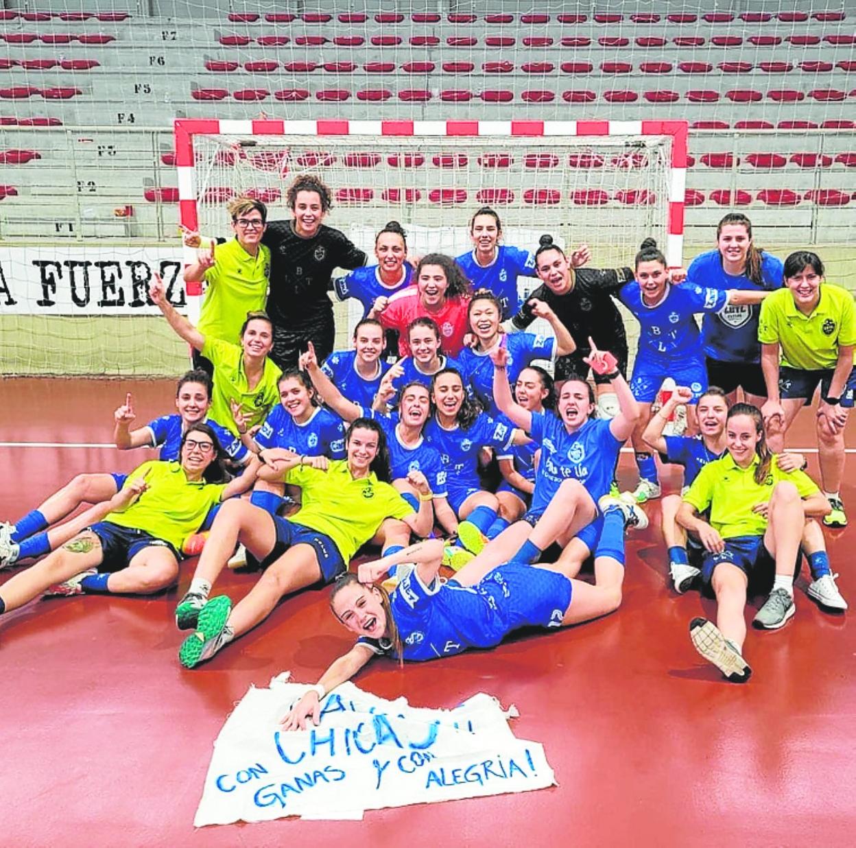 Las jugadoras del LBTL Alcantarilla celebran su ascenso, en junio. 