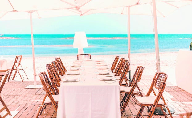 Imagen principal - La terraza Mediterránea, uno de los espacios ideales para las comidas y cenas. La oferta gastronómica, inspirada en el Mediterráneo, se nutre de productos locales de primera calidad.