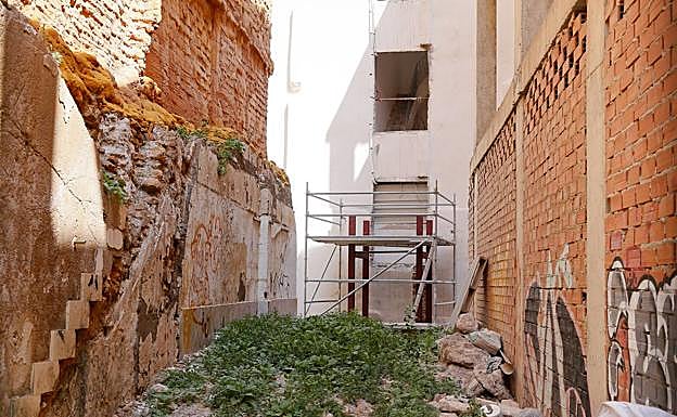 structura de ascensor en una instalación junto a la tapia del inmueble.