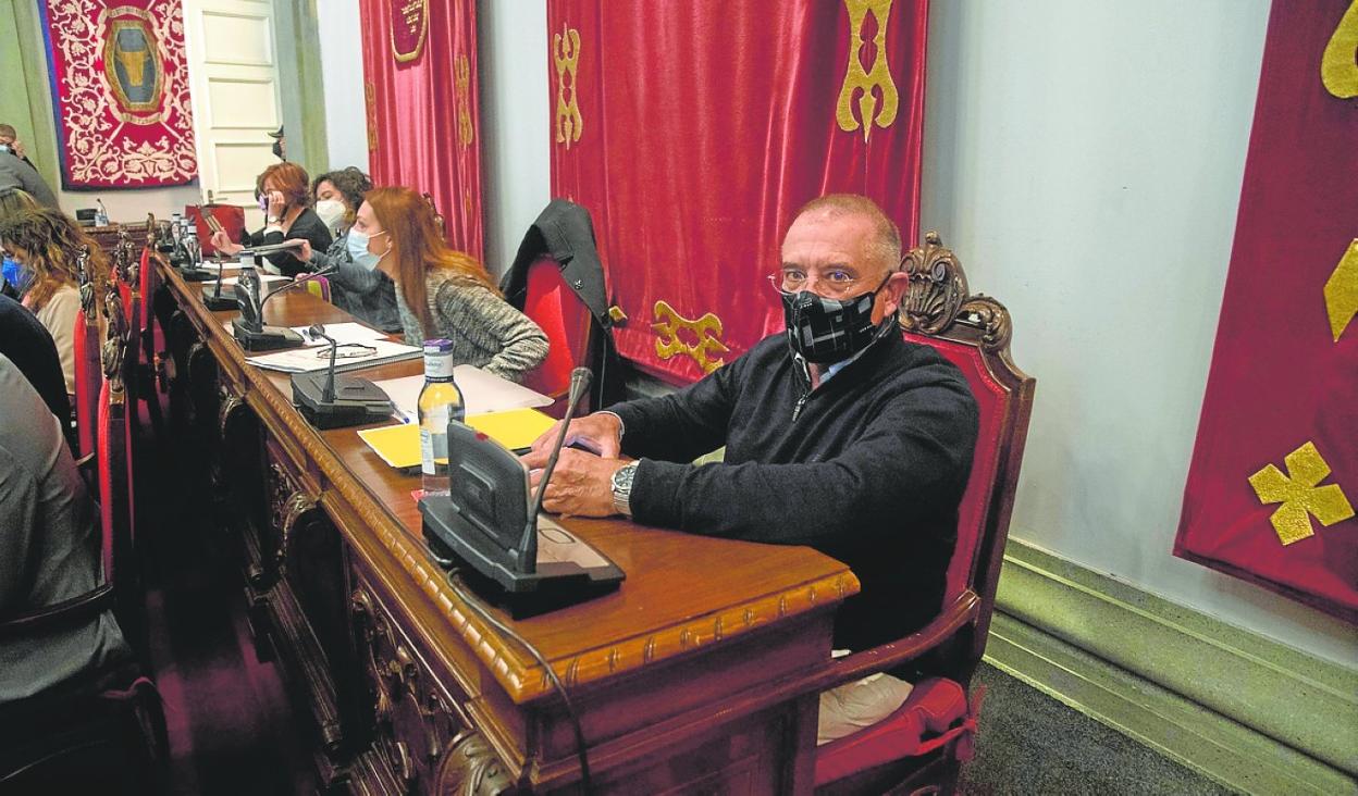 Gonzalo Abad, en primer término, con Pilar García a su izquierda en el Pleno de marzo. 