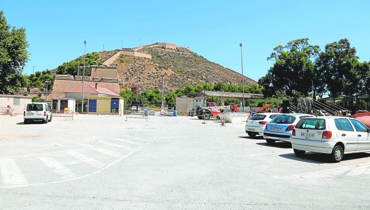 Aparcamiento de las Escuelas Técnicas, con muy pocas plazas ocupadas durante la tarde de ayer. 