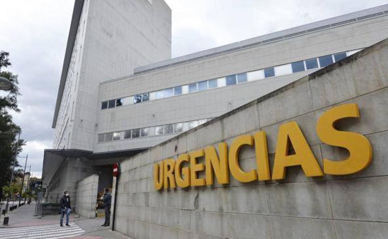 Puerta de Urgencias del hospital Reina Sofía, en Murcia., en una imagen de archivo.