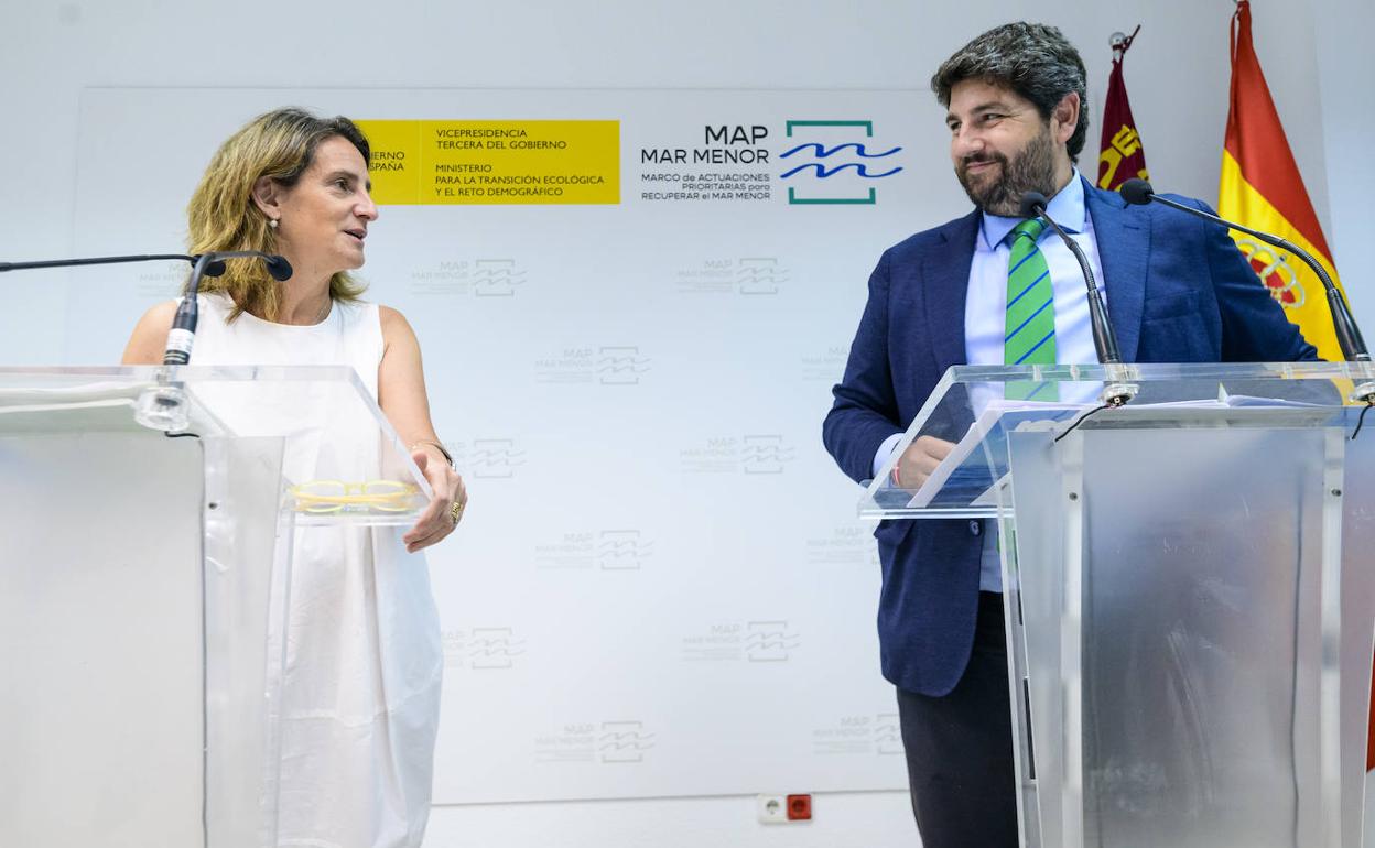 La vicepresidenta y ministra Teresa Ribera y el presidente Fernando López Miras, ayer en la Oficina del Mar Menor.