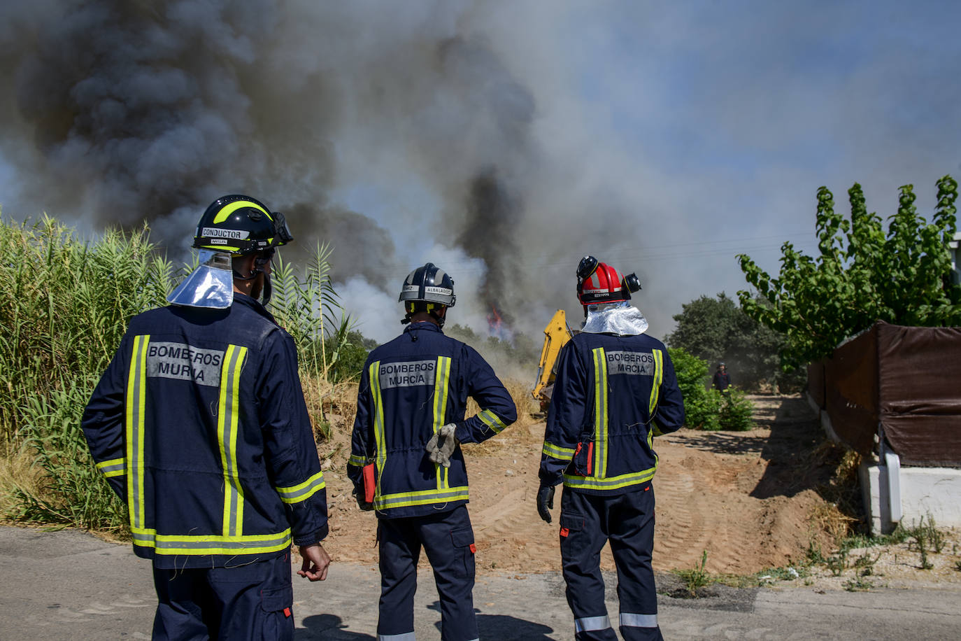 Fotos: Un incendio en un huerto se queda a las puertas del convento de Guadalupe