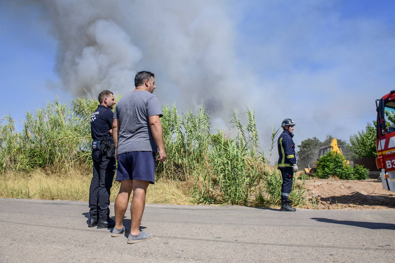 Fotos: Un incendio en un huerto se queda a las puertas del convento de Guadalupe