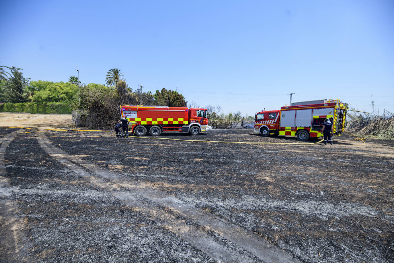 Fotos: Un incendio en un huerto se queda a las puertas del convento de Guadalupe