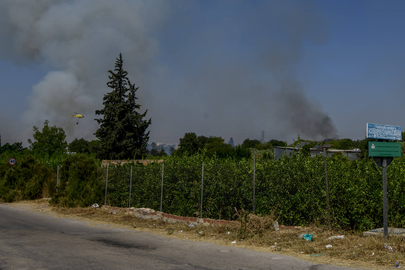 Fotos: Un incendio en un huerto se queda a las puertas del convento de Guadalupe