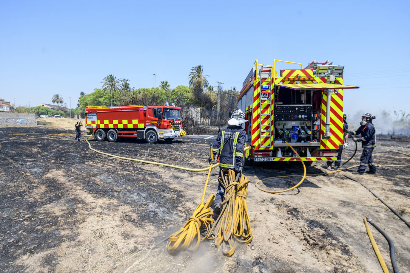 Fotos: Un incendio en un huerto se queda a las puertas del convento de Guadalupe