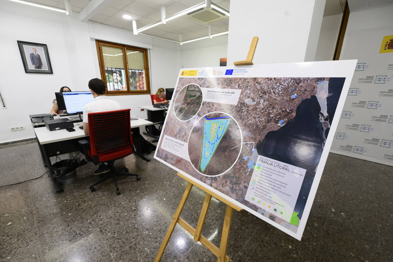 Fotos: La visita de López Miras y Ribera a la Oficina del Mar Menor de Murcia, en imágenes