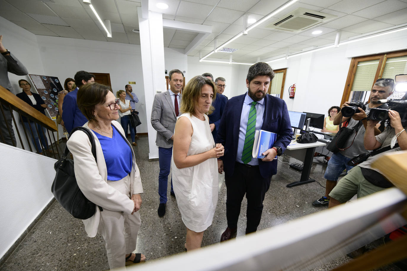 Fotos: La visita de López Miras y Ribera a la Oficina del Mar Menor de Murcia, en imágenes