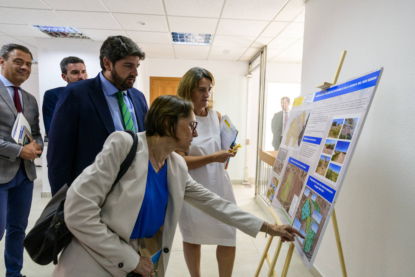 Fotos: La visita de López Miras y Ribera a la Oficina del Mar Menor de Murcia, en imágenes
