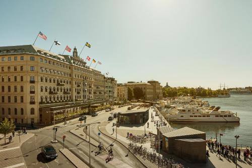 Grand Hotel (Muy bueno). Europa- Suecia- Estocolmo. Frente al estrecho de Bartan, está a 5 minutos del Palacio Real y del centro histórico. Muchos premios Nobel se han alojado ahí. En sus instalaciones se rodó la película ‘El premio’, con Paul Newman.